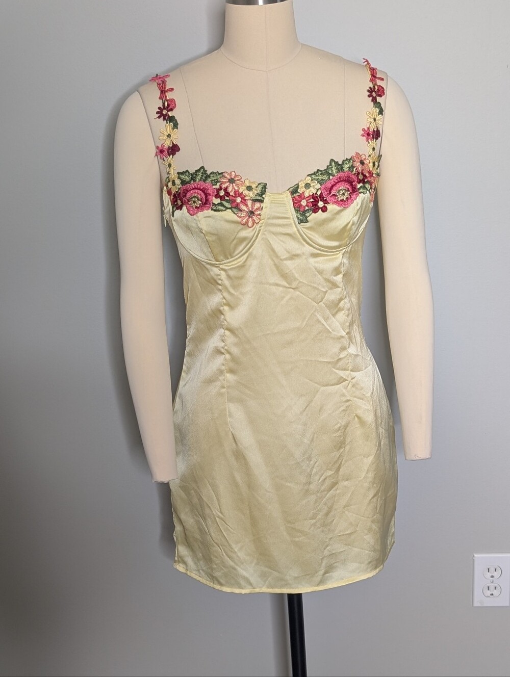 PrettyLittleThing Lemon Yellow Satin Shift Dress with Floral Embroidery Size 4 - Picture 2 of 10